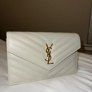 CASSANDRE ENVELOPE CHAIN WALLET IN GRAIN DE POUDRE LEATHER
(CREMA SOFT)